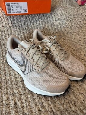 NIB Nike Women's Run Defy Sneaker — Size 9